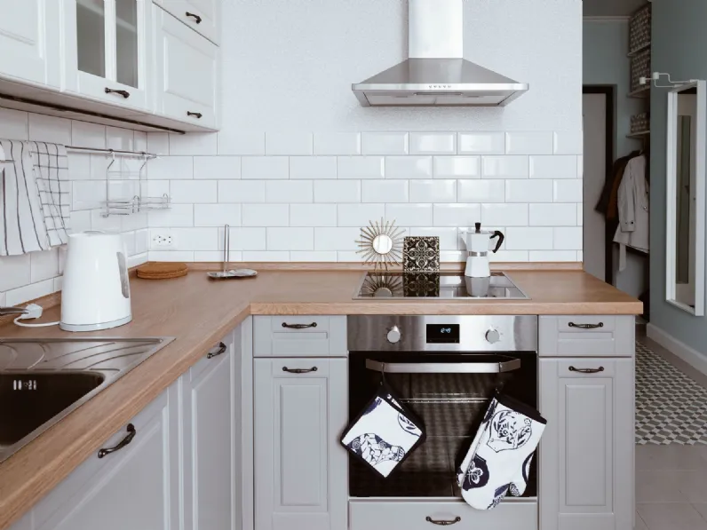 Cucina angolare Mobilike Ivy scontata del 30%. Design artigianale.