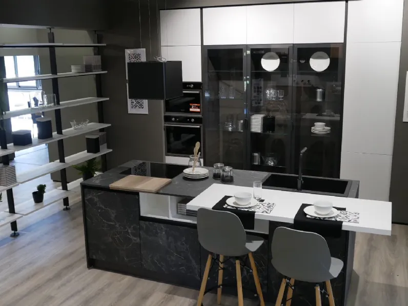 Cucina con isola in laminato materico grigia Zen a prezzo ribassato