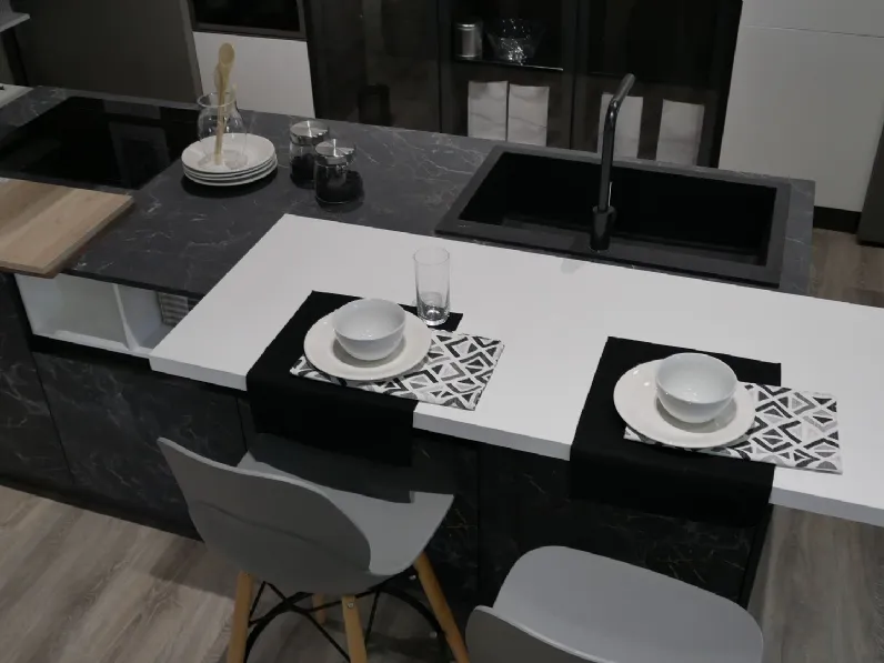 Cucina con isola in laminato materico grigia Zen a prezzo ribassato