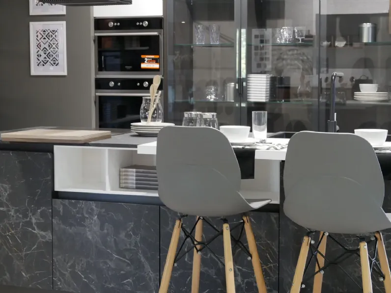 Cucina con isola in laminato materico grigia Zen a prezzo ribassato