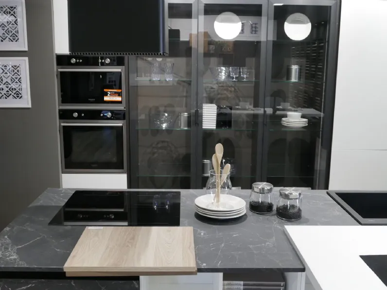 Cucina con isola in laminato materico grigia Zen a prezzo ribassato