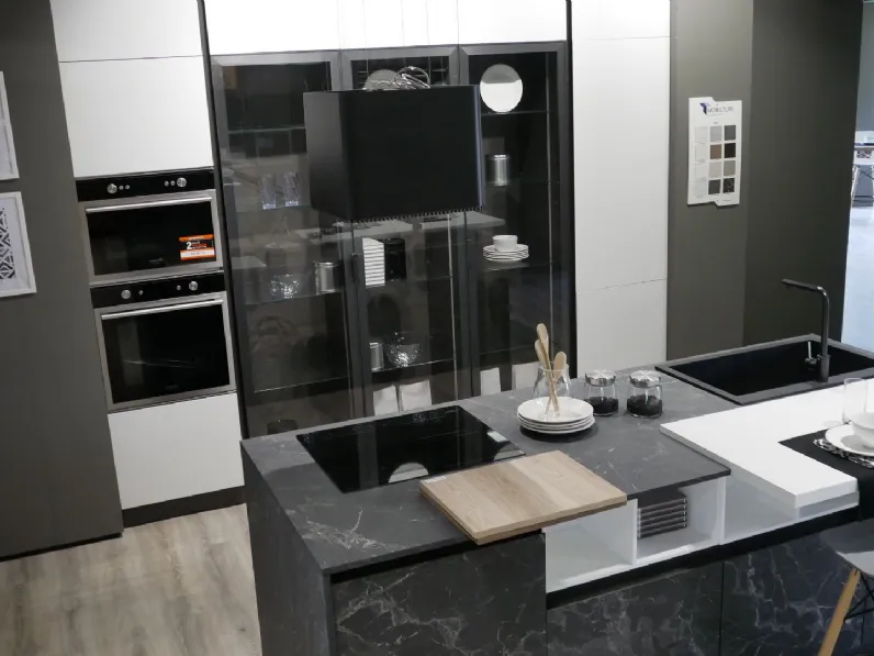Cucina con isola in laminato materico grigia Zen a prezzo ribassato
