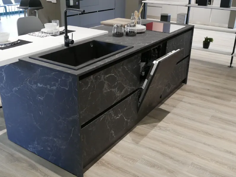 Cucina con isola in laminato materico grigia Zen a prezzo ribassato