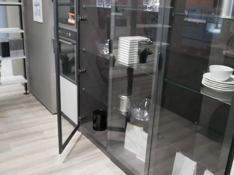 Cucina con isola in laminato materico grigia Zen a prezzo ribassato