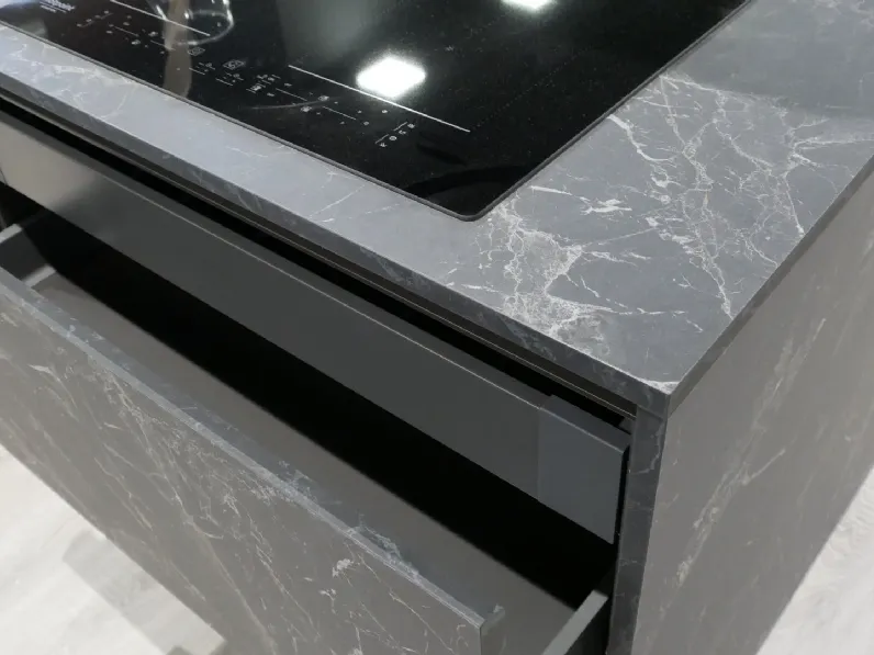 Cucina con isola in laminato materico grigia Zen a prezzo ribassato