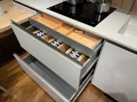 Scopri la cucina Infinity Stosa con uno sconto del 50%! Un design moderno e pratico per rendere la tua casa unica. Lunghezza massima di 75 cm.