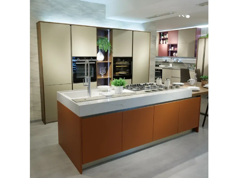 Cucina arancione design con isola Veneta Cucine Oyster pro laccata opaco     a soli 13700€
