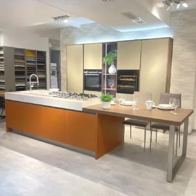 Cucina arancione design con isola Veneta cucine Oyster pro laccata opaco     a soli 13700