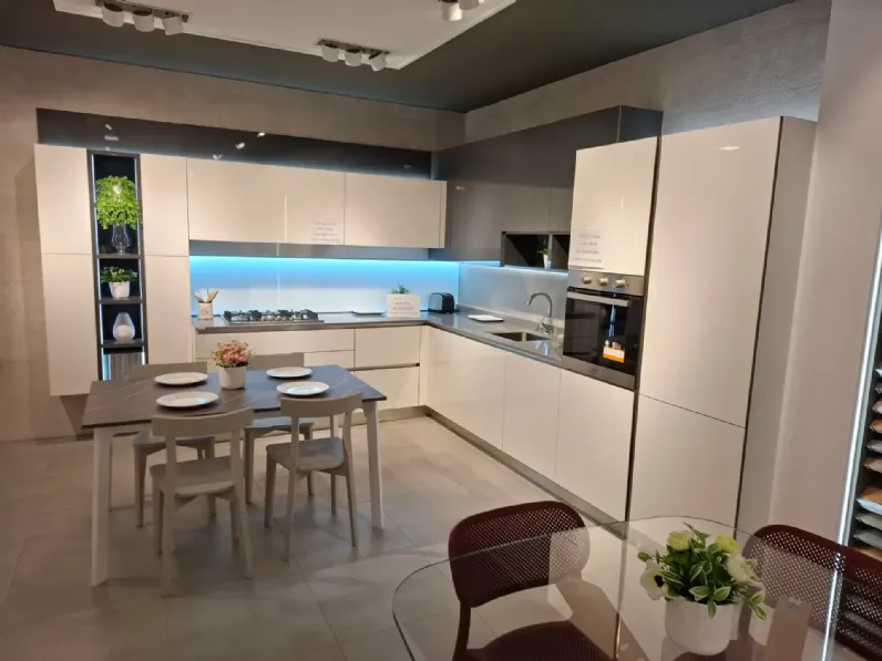 Cucina bianca moderna ad angolo Like laccato lucido monofacciale Veneta cucine scontata