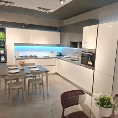 Cucina bianca moderna ad angolo Like laccato lucido monofacciale Veneta cucine scontata