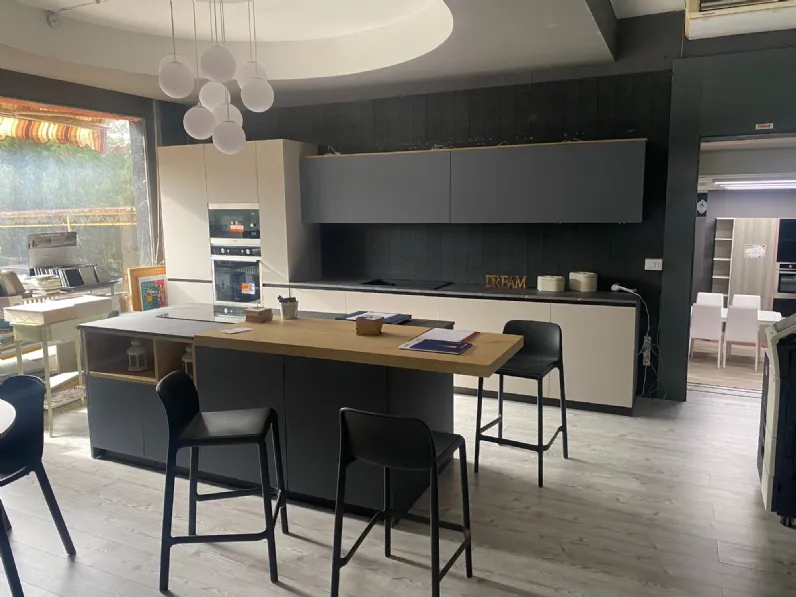 Cucina con isola in laccata opaco bianca Gea a prezzo ribassato
