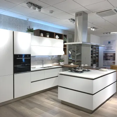 Cucina ad isola in laminato materico bianca Oyster pro a prezzo ribassato