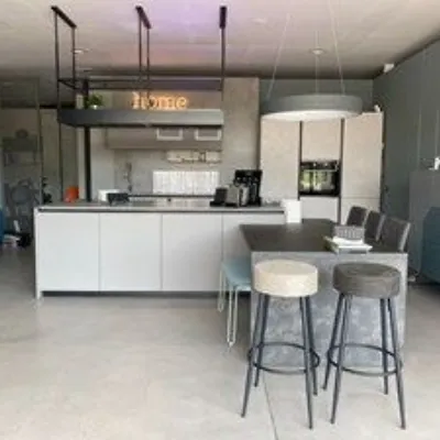 Cucina moderna ad isola Stosa Stosa composizione con cappa di design a prezzo ribassato