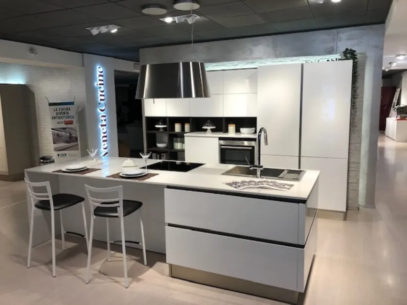 Cucina moderna ad isola Veneta cucine Oyster a prezzo ribassato