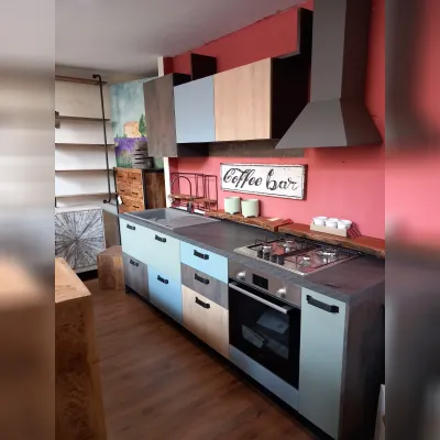 Cucina moderna multicolor in laminato materico. Prezzo scontato!