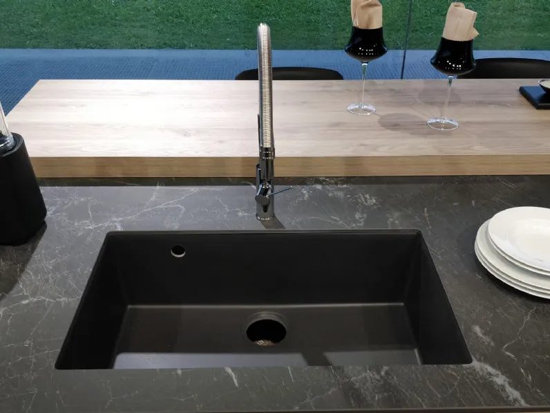Scopri la cucina moderna Scavolini ad isola Formalia in laminato materico. Altri colori disponibili!
