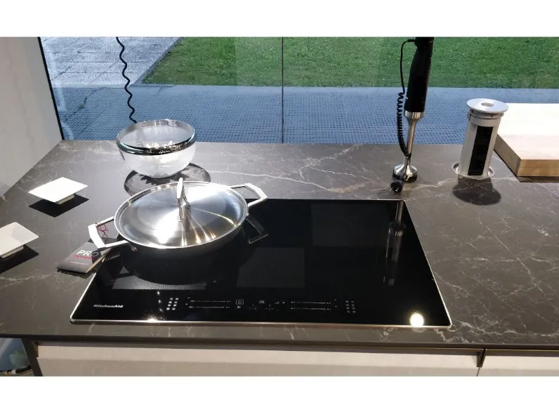 Scopri la cucina moderna Scavolini ad isola Formalia in laminato materico. Altri colori disponibili!