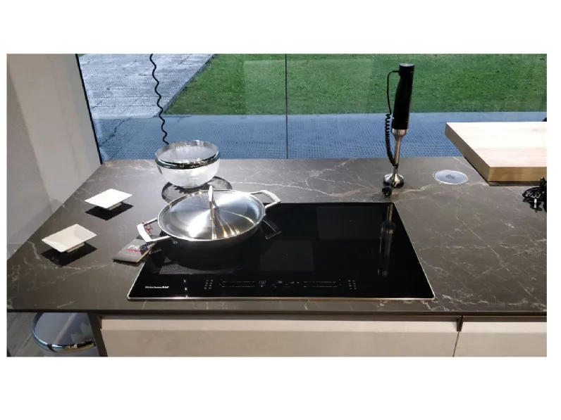 Scopri la cucina moderna Scavolini ad isola Formalia in laminato materico. Altri colori disponibili!
