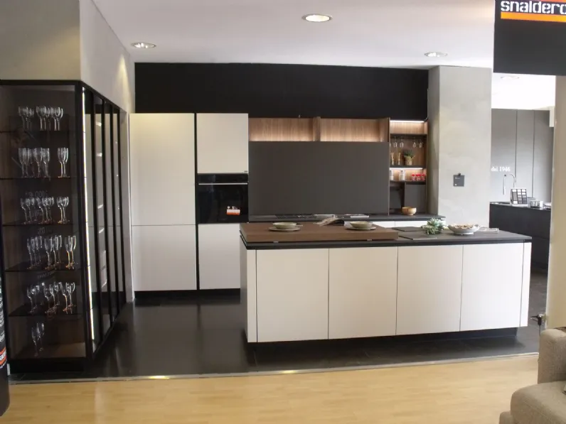 Cucina Look moderna altri colori Snaidero con isola scontata 100%