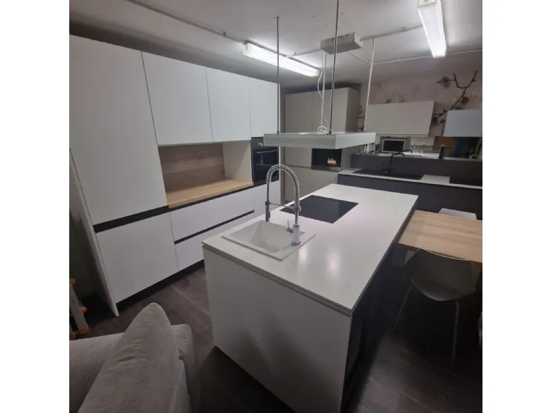 Cucina Essebi moderna con isola bianca in melaminico Pet