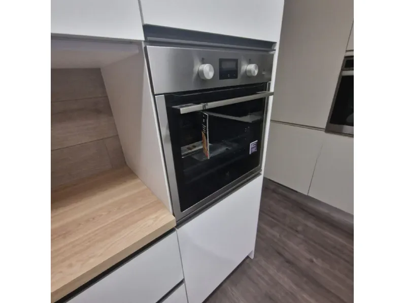 Cucina Essebi moderna con isola bianca in melaminico Pet