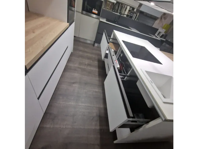 Cucina Essebi moderna con isola bianca in melaminico Pet
