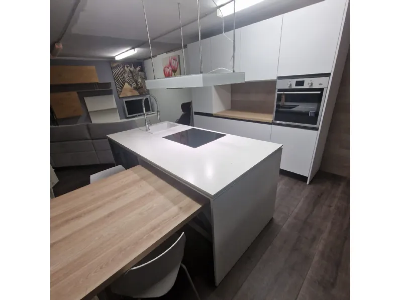 Cucina Essebi moderna con isola bianca in melaminico Pet