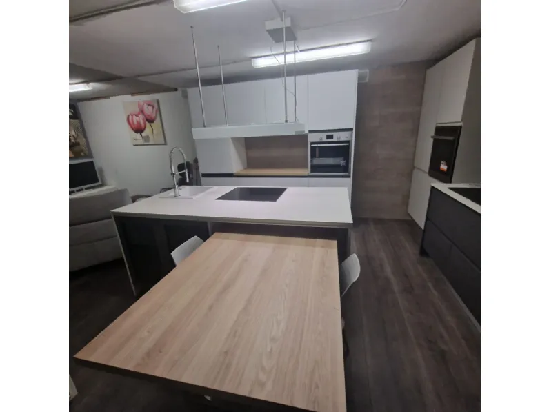 Cucina Essebi moderna con isola bianca in melaminico Pet