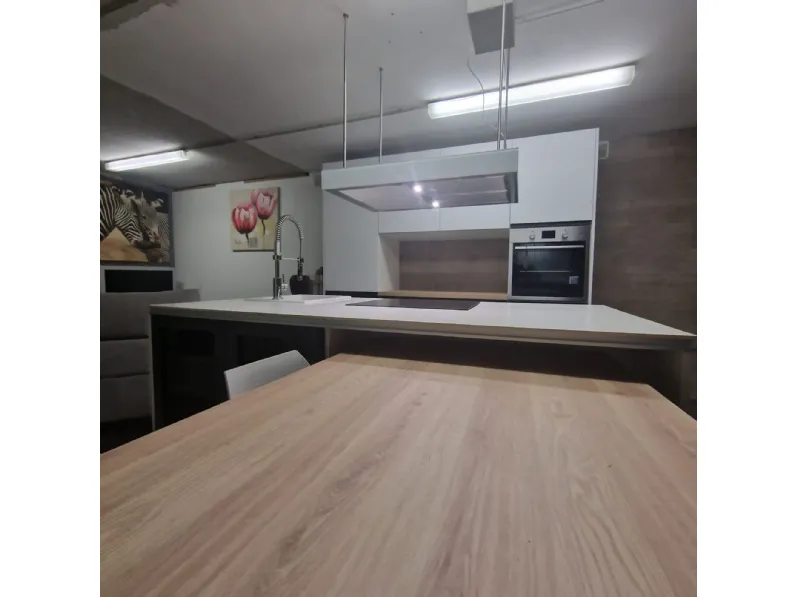 Cucina Essebi moderna con isola bianca in melaminico Pet