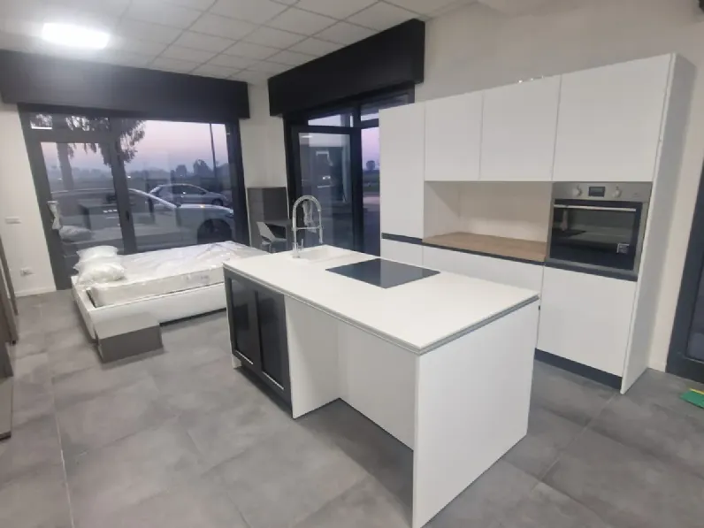 Cucina Essebi moderna con isola bianca in melaminico Pet