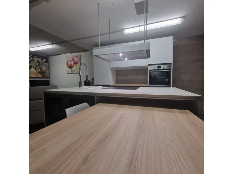 Cucina Essebi moderna con isola bianca in melaminico Pet
