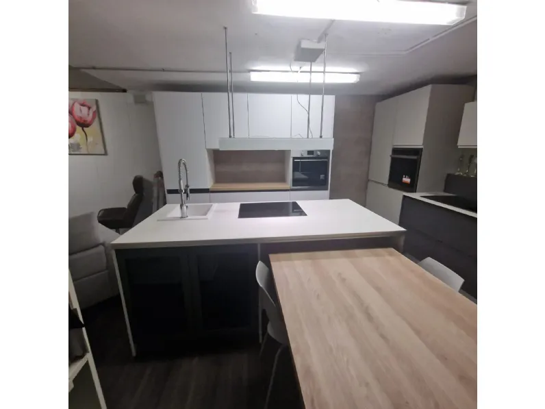 Cucina Essebi moderna con isola bianca in melaminico Pet