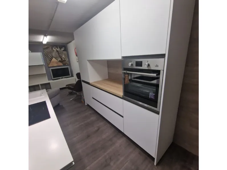Cucina Essebi moderna con isola bianca in melaminico Pet