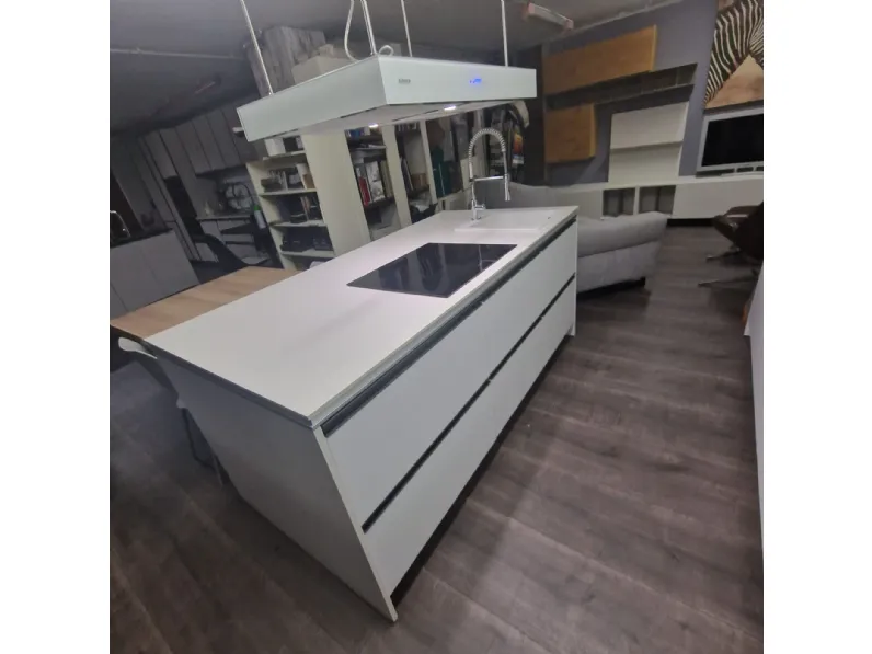 Cucina Essebi moderna con isola bianca in melaminico Pet