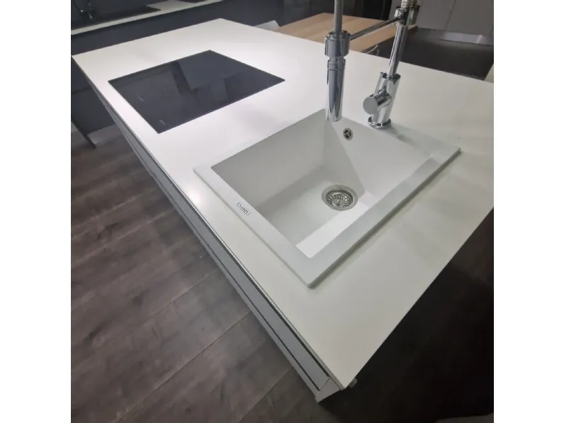 Cucina Essebi moderna con isola bianca in melaminico Pet