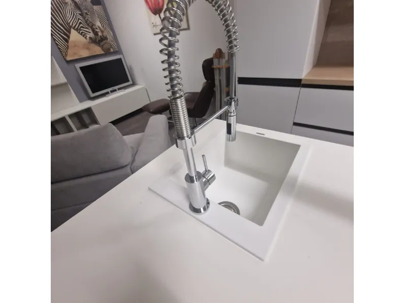 Cucina Essebi moderna con isola bianca in melaminico Pet