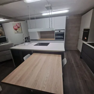 Cucina bianca moderna con isola Pet Essebi a soli 11250