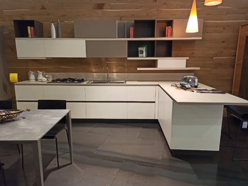 Cucina moderna bianca Scavolini con penisola Ki in offerta