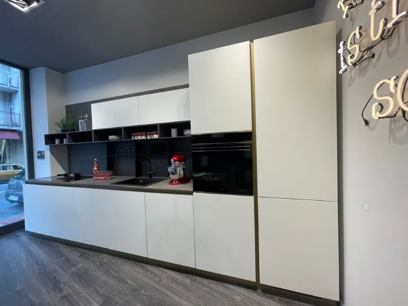 Cucina moderna bianca Scavolini lineare Delinea  in offerta