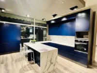Scopri la cucina con penisola in laccato opaco blu Traccia a prezzo scontato!