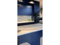 Scopri la cucina con penisola in laccato opaco blu Traccia a prezzo scontato!