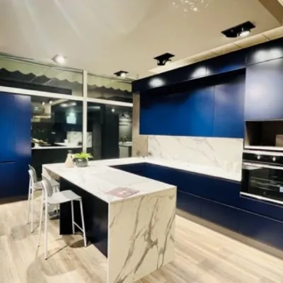 Scopri la cucina con penisola in laccato opaco blu Traccia a prezzo scontato!