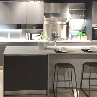 Cucina grigia moderna con isola La casa moderna Carol a soli 9340