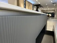 Cucina bianca moderna con isola Lounge Veneta cucine in Offerta Outlet