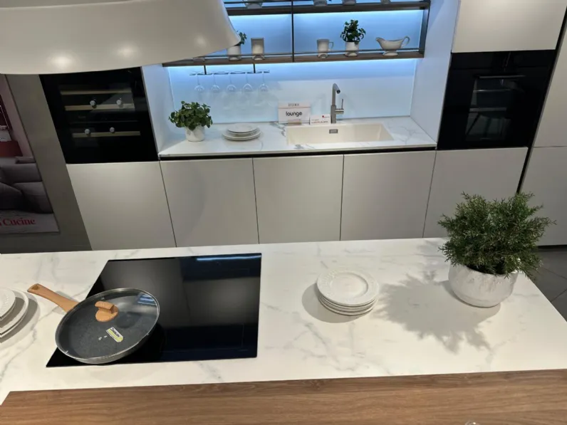 Cucina bianca moderna con isola Lounge Veneta cucine in Offerta Outlet