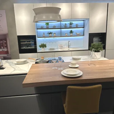 Cucina bianca moderna con isola Lounge Veneta cucine in Offerta Outlet