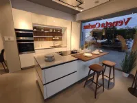 Cucina con isola in vetro bianca Ri flex 01 a prezzo ribassato