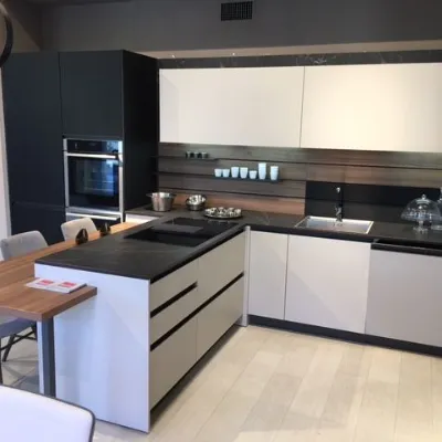 Cucina moderna con penisola Arredo3 Kali a prezzo scontato