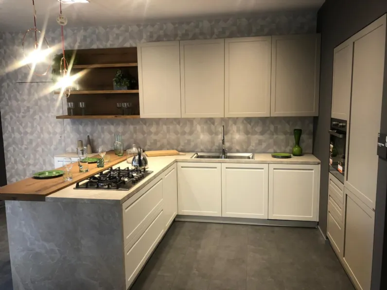 Cucina con penisola in laccata altri colori Carattere a prezzo scontato