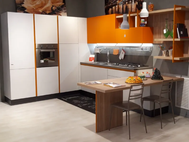 Cucina moderna con penisola Febal Charme 37 a prezzo ribassato